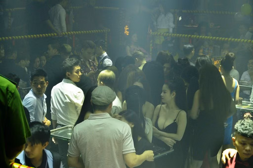 Cảnh sát đột kích quán bar, dân chơi Sài Gòn tháo chạy ảnh 2