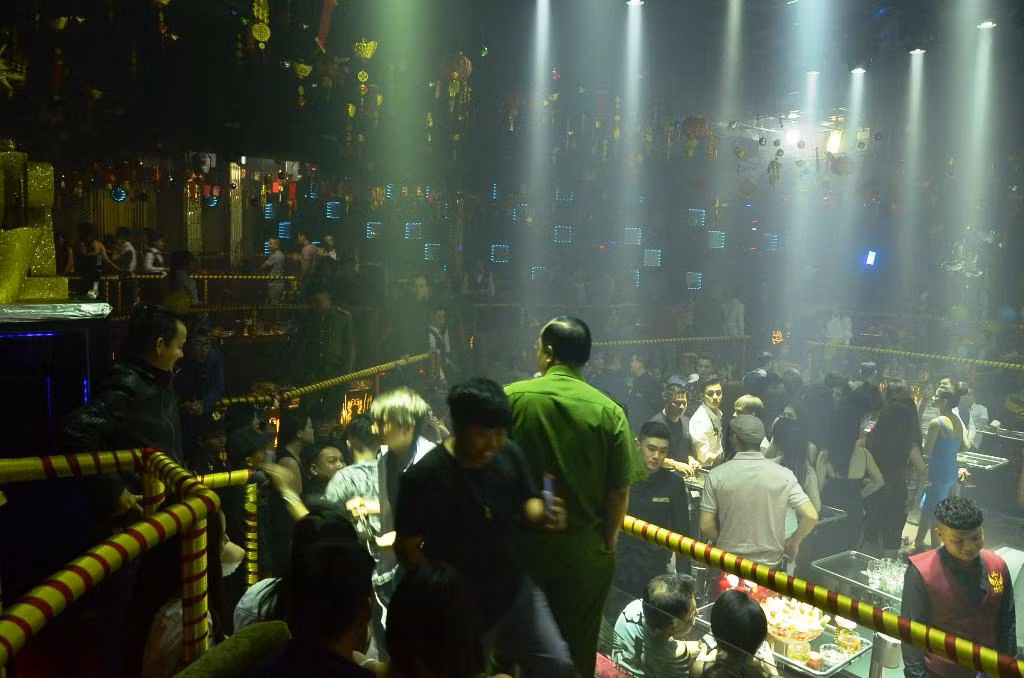 Cảnh sát đột kích quán bar, dân chơi Sài Gòn tháo chạy ảnh 4
