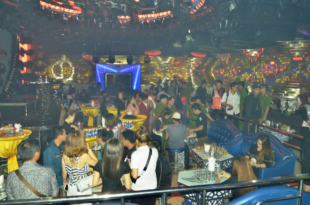 Cảnh sát đột kích quán bar, dân chơi Sài Gòn tháo chạy ảnh 1
