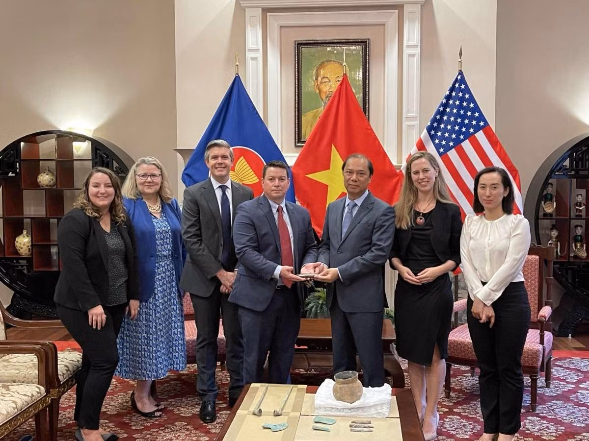Đại diện FBI và Đại sứ Việt Nam tại Mỹ Nguyễn Quốc Dũng tại lễ trao trả. (Ảnh: Đại sứ quán Việt Nam)