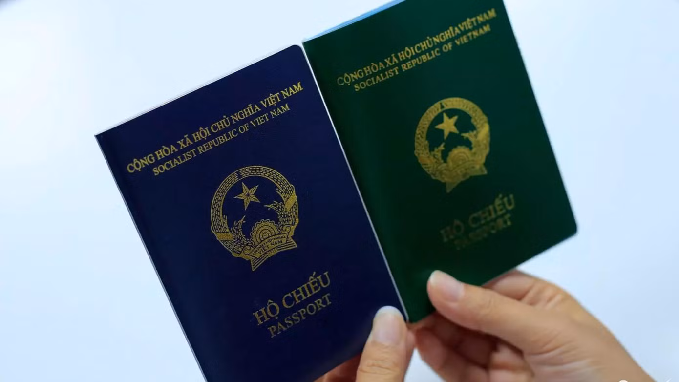Hộ chiếu mẫu mới của Việt Nam có bìa màu xanh tím than, trong khi mẫu cũ có bìa xanh lục