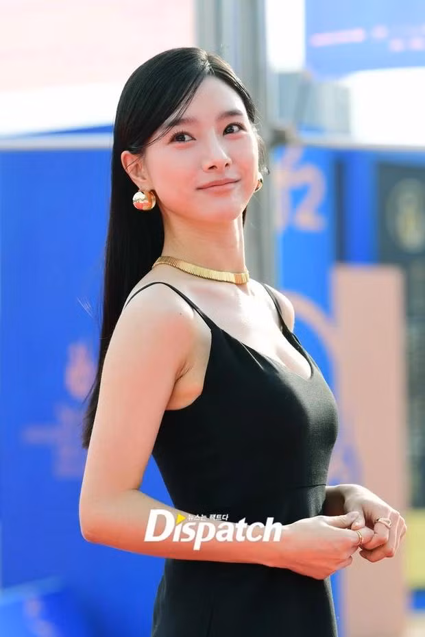 Lễ trao giải Seoul Drama Awards 2022 có sự tham gia của nhiều nghệ sĩ nổi tiếng ở Hàn Quốc nói riêng và châu Á nói chung. Nổi bật trên thảm đỏ là "nàng cháo" Vườn sao băng Kim So Eun. Xuất hiện lần này, Kim So Eun diện chiếc váy đen, khoét cổ sâu, để lộ vóc dáng cân đối. Khán giả nhận xét sau nhiều năm, nhan sắc của "nàng cháo" không thay đổi nhiều.