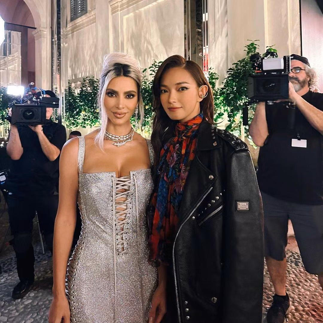 Ngày 25/9, Châu Bùi chia sẻ bức ảnh chụp cùng Kim Kardashian tại bữa tiệc ăn tối riêng tư dành riêng cho các ngôi sao. Đây là một trong những sự kiện thuộc khuôn khổ Tuần lễ Thời trang Milan 2022 (Milan Fashion Week 2022).