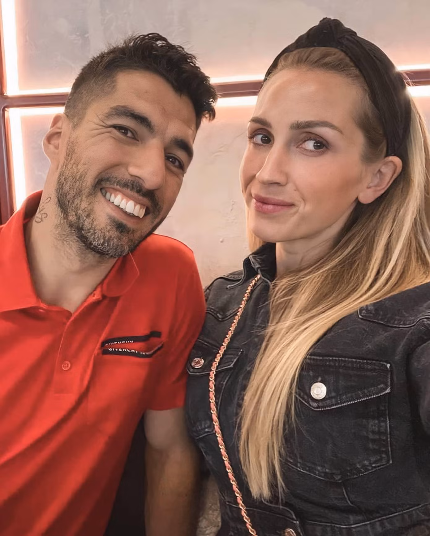 Cầu thủ Luis Suarez của Uruguay và vợ là Sofia Balbi có chuyện tình yêu đẹp nổi tiếng. Trước khi trở thành cầu thủ tuyển quốc gia, Suarez và vợ có tuổi thơ khó khăn về kinh tế. Cả hai từng là công nhân dọn vệ sinh đường phố. Sắp tới, Sofia Balbi có mặt ở Qatar để cổ vũ cho chồng.