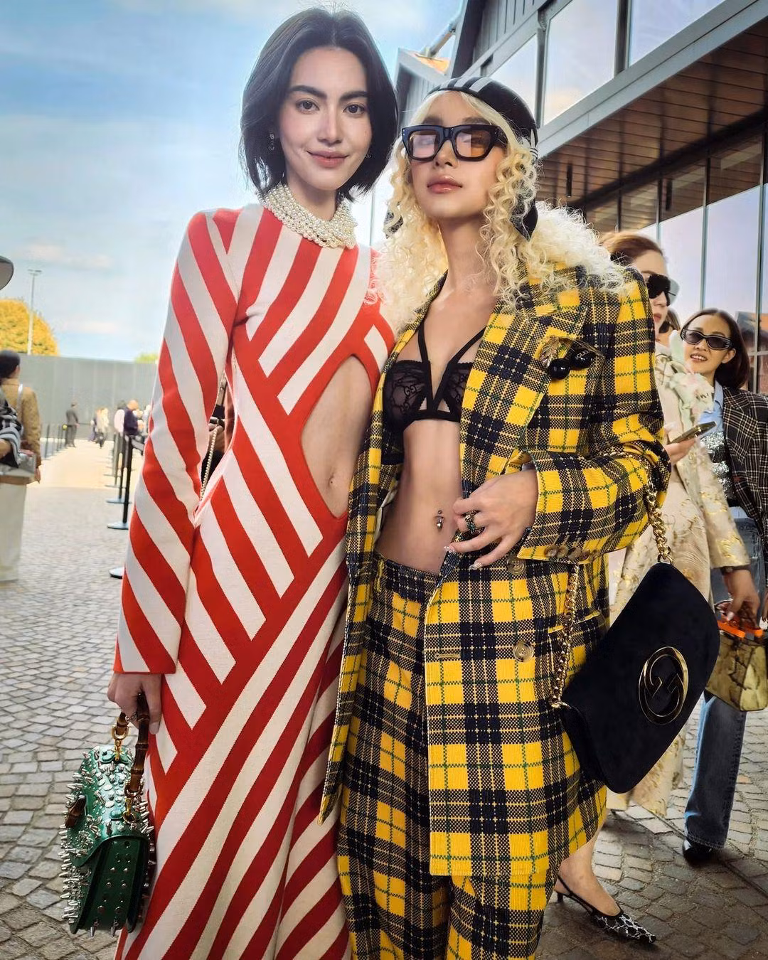 Trước đó, Châu Bùi cũng có dịp hội ngộ Mai Davika - nữ diễn viên nổi tiếng Thái Lan. Tham dự Milan Fashion Week 2022, Châu Bùi có gu thời trang được đánh giá cao. Cô chọn trang phục lộ nội y khi dự show Gucci. Ngoài ra, kiểu tóc màu bạch kim của Châu Bùi cũng được khen là điểm nhấn giúp bộ đồ thêm nổi bật.