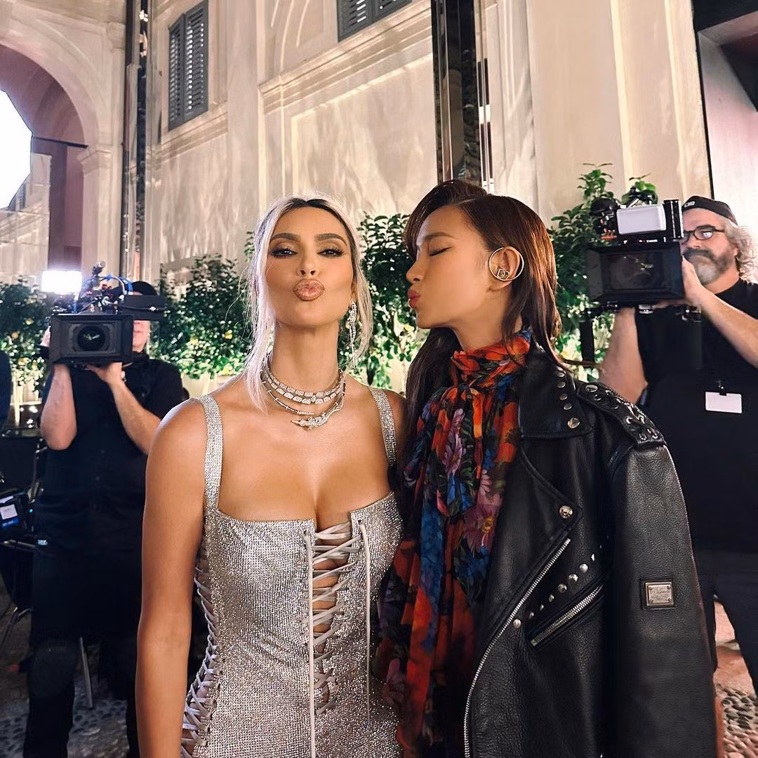 Trong sự kiện lần này, Kim Kardashian giữ vai trò vedette. Xuất hiện bên cạnh Kim, Châu Bùi được người hâm mộ khen ngợi nhan sắc nổi bật, không thua kém đàn chị. Hot girl, người mẫu sinh năm 1997 diện trang phục đầm hoa kết hợp áo khoác da, trong khi Kim Kardashian chọn chiếc váy body đan dây kheo vòng một.