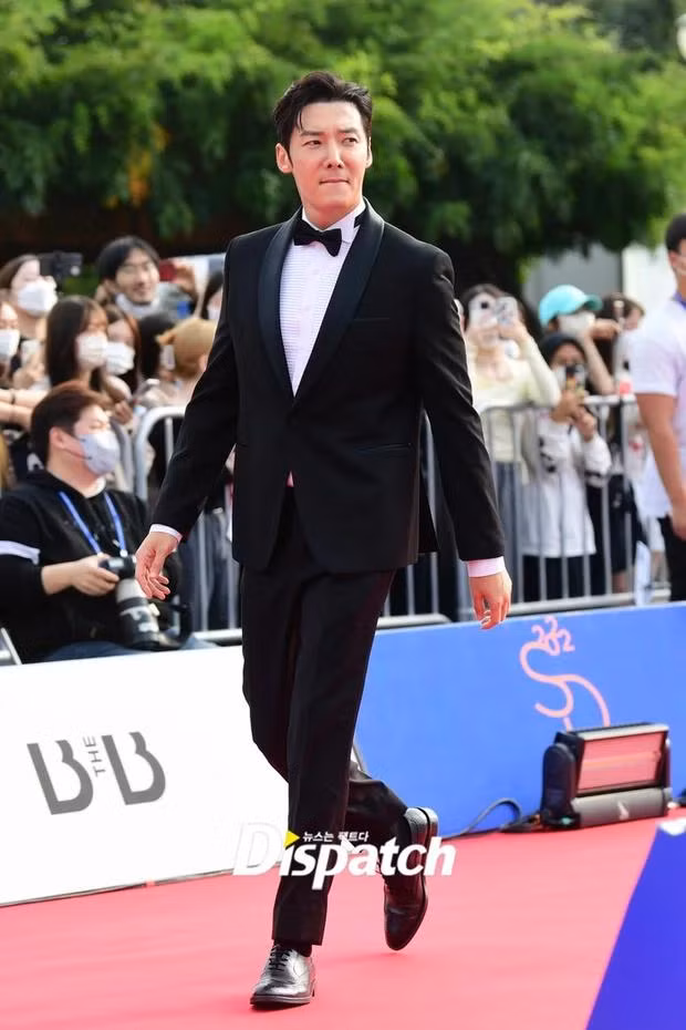 Choi Jin Hyuk là ngôi sao nổi tiếng với vai diễn trong The Heirs. Nhiều năm kể từ ngày được chú ý, tài tử sinh năm 1986 vẫn được nhận xét ngoại hình bảnh bao. Đây là lần tái xuất của nam diễn viên sau thời gian bị chỉ trích vì vi phạm giãn cách trong thời điểm dịch Covid-19.