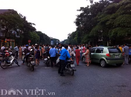 Sau hai tiếng vụ tai nạn vẫn chưa giải quyết xong