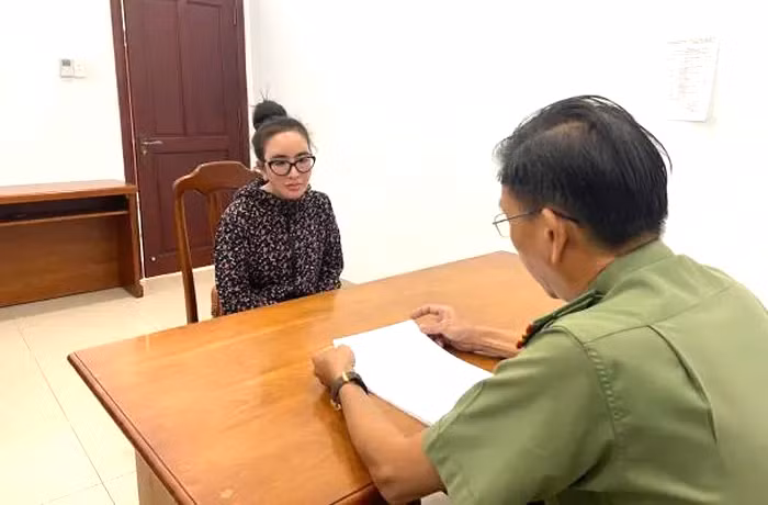 Nguyễn Thị Kim Uyên tại cơ quan công an