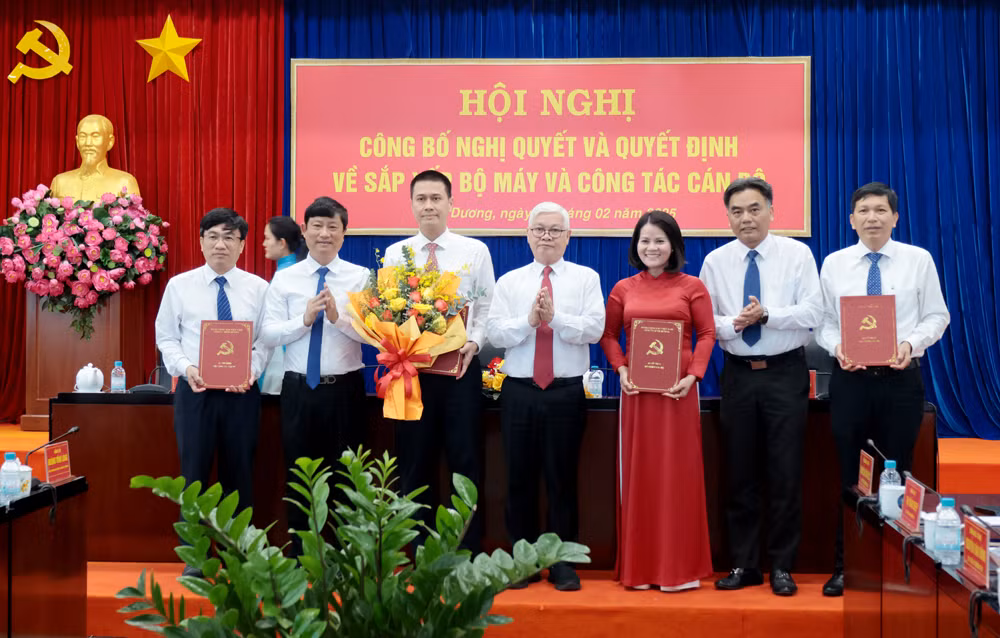 Lãnh đạo tỉnh Bình Dương trao Quyết định cho Ban Giám đốc Sở Khoa học và Công nghệ