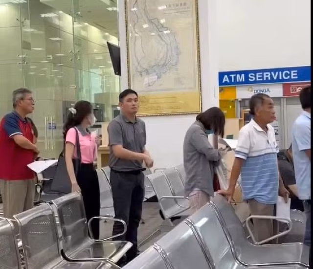 Người dân nộp hồ sơ cấp, đổi GPLX tại quầy hành chính công tỉnh Bình Dương.