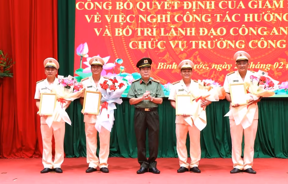 Đại tá Bùi Xuân Thắng, Giám đốc Công an tỉnh Bình Phước trao quyết định cho các lãnh đạo công an cấp huyện tự nguyện đến nhận nhiệm vụ công an cấp xã (Ảnh: Công an tỉnh Bình Phước)