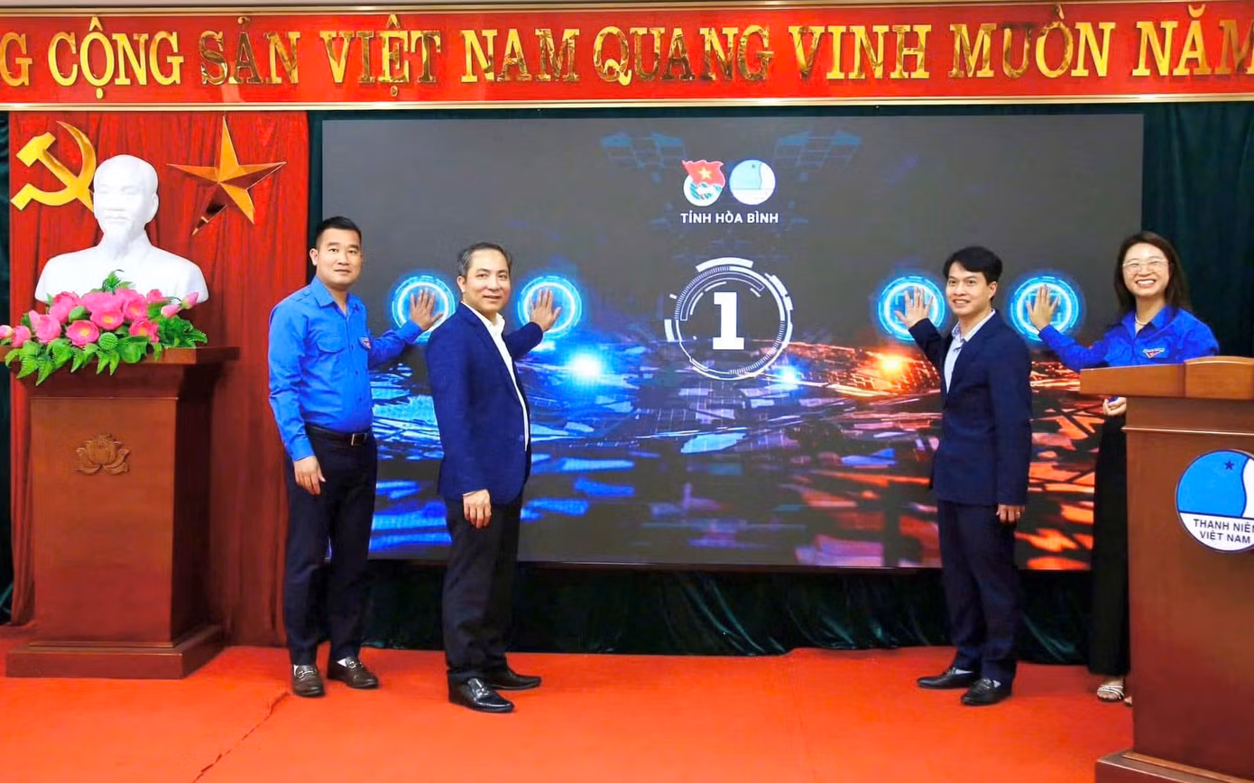 Các đại biểu bấm nút khởi động phong trào “Bình dân học vụ số”.