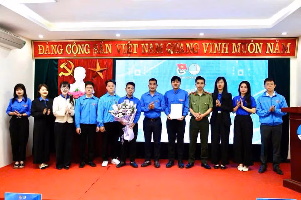 Ủy ban Hội LHTN Việt Nam tỉnh Hòa Bình ra mắt Đội hình “Bình dân học vụ số”.