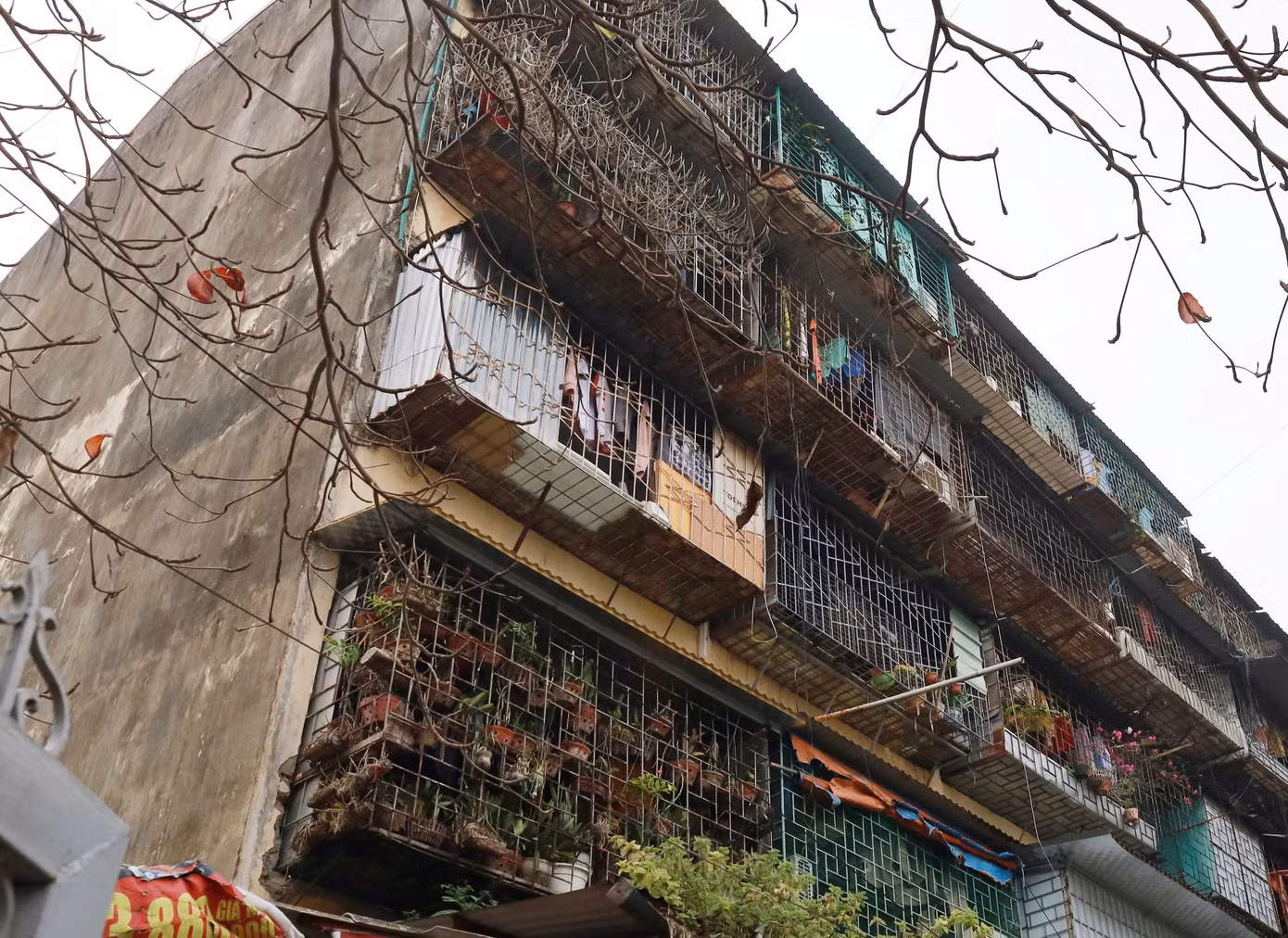 Người dân nơi đây cho biết, khu nhà đã sử dụng hơn 40 năm, nơi ở của hàng trăm hộ gia đình đang từng ngày xuống cấp nghiêm trọng.