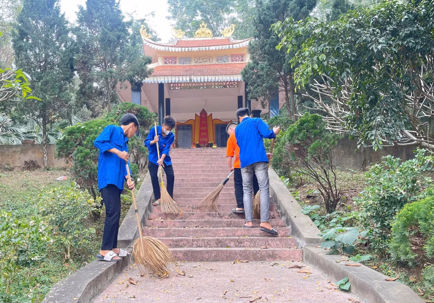 Các cơ sở Đoàn ra quân dọn dẹp vệ sinh tại các nghĩa trang liệt sĩ địa phương và chợ dân sinh trên địa bàn.