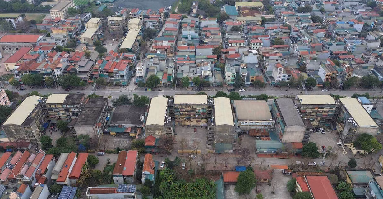 Khu tập thể cũ 5 tầng gồm 9 dãy nhà nằm tại tổ 13, phường Tân Thịnh, TP. Hòa Bình. Theo quan sát của phóng viên, mặt ngoài của 9 dãy nhà không được sơn sửa, bị rêu mốc bao phủ, những cột trụ bê tông nứt vỡ, trơ cả lõi thép.