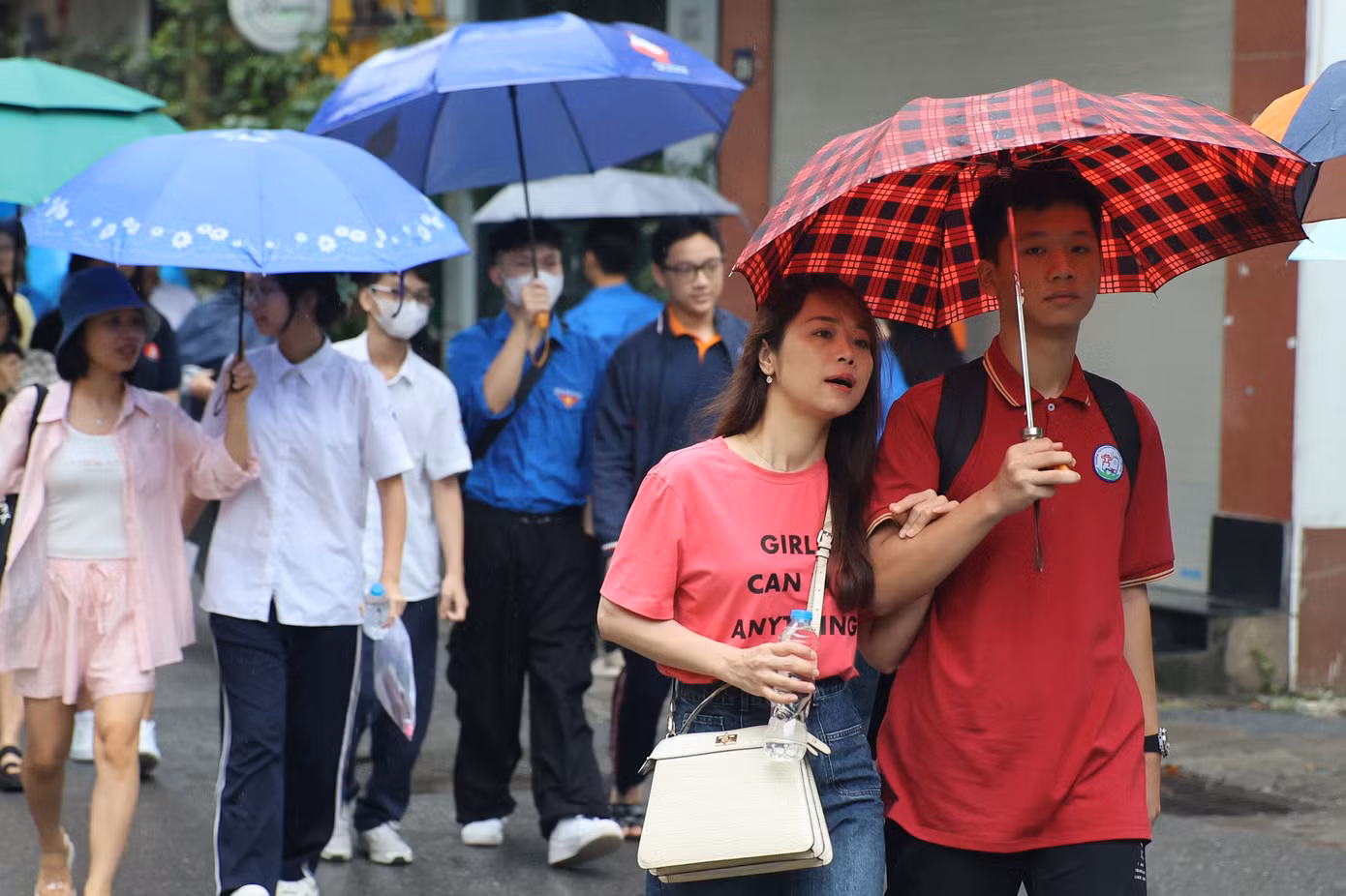 "Con ơi sắp đến cổng rồi, cố lên con nhé"