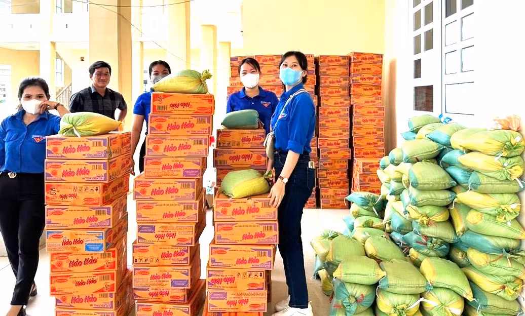 Các bạn đoàn viên chuẩn bị gạo, mì gói tặng người dân.