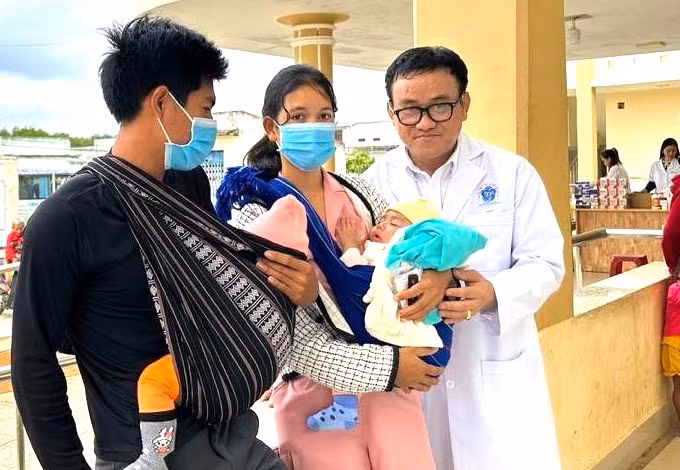 Một gia đình người đồng bào dân tộc K'ho đến khám bệnh