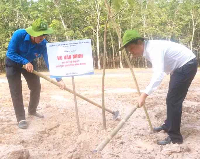Chủ tịch UBND tỉnh Bình Dương Võ Văn Minh (phải) trồng cây lưu niệm. Chủ tịch UBND tỉnh Bình Dương Võ Văn Minh (phải) trồng cây lưu niệm.