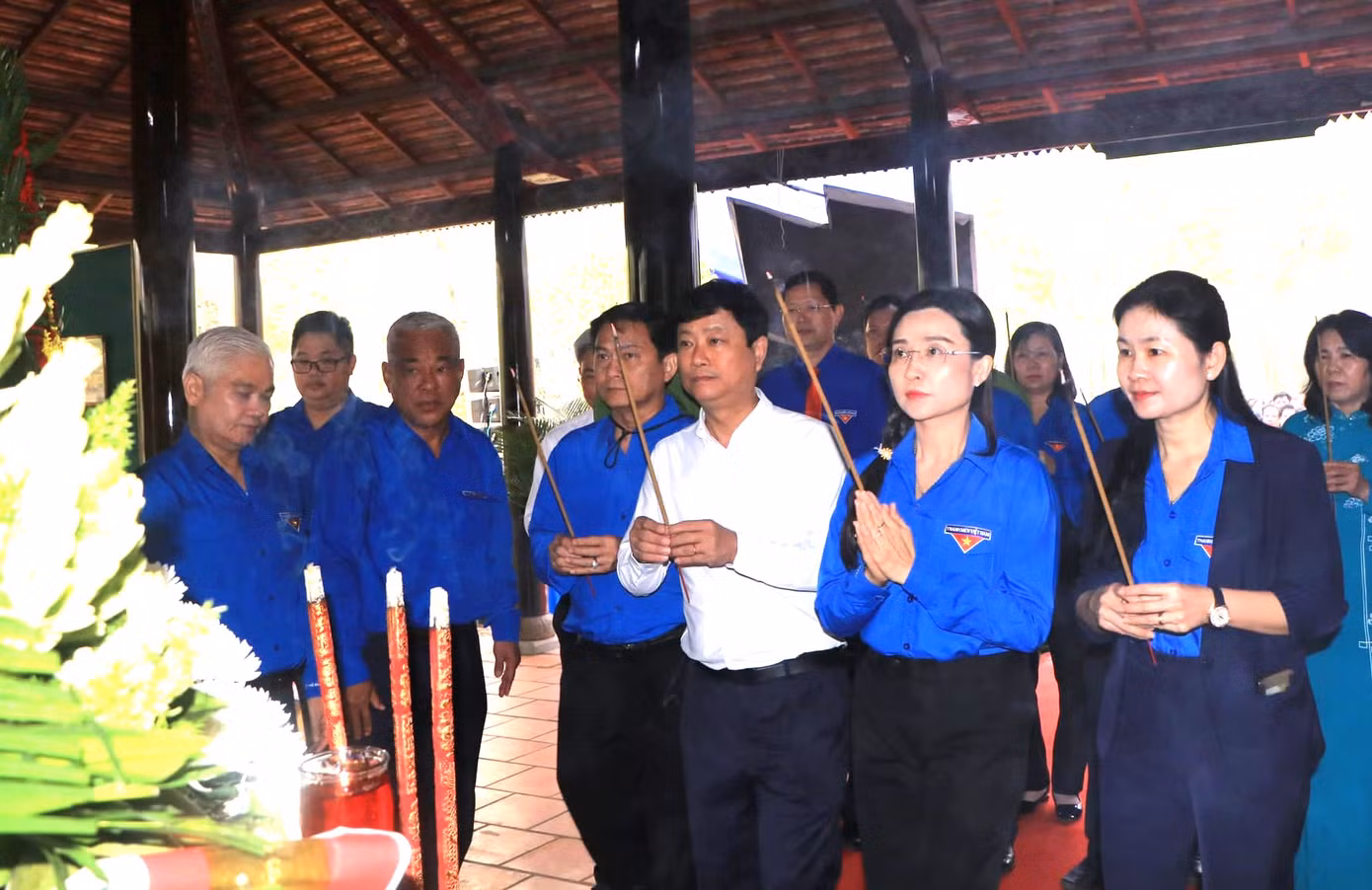 Bí thư Trung ương Đoàn Nguyễn Phạm Duy Trang (hàng trên, thứ hai từ phải sang); Phó chủ tịch Thường trực Trung ương Hội liên hiệp phụ nữ Việt Nam Tôn Ngọc Hạnh (hàng trên bên phải) và Chủ tịch UBND tỉnh Bình Dương Võ Văn Minh dâng hương tưởng nhớ Chủ tịch Hồ Chí Minh và các vị Anh hùng liệt sĩ tại Đền thờ làng cao su thời Pháp thuộc Bí thư Trung ương Đoàn Nguyễn Phạm Duy Trang (hàng trên, thứ hai từ phải sang); Phó chủ tịch Thường trực Trung ương Hội liên hiệp phụ nữ Việt Nam Tôn Ngọc Hạnh (hàng trên bên phải) và Chủ tịch UBND tỉnh Bình Dương Võ Văn Minh dâng hương tưởng nhớ Chủ tịch Hồ Chí Minh và các vị Anh hùng liệt sĩ tại Đền thờ làng cao su thời Pháp thuộc