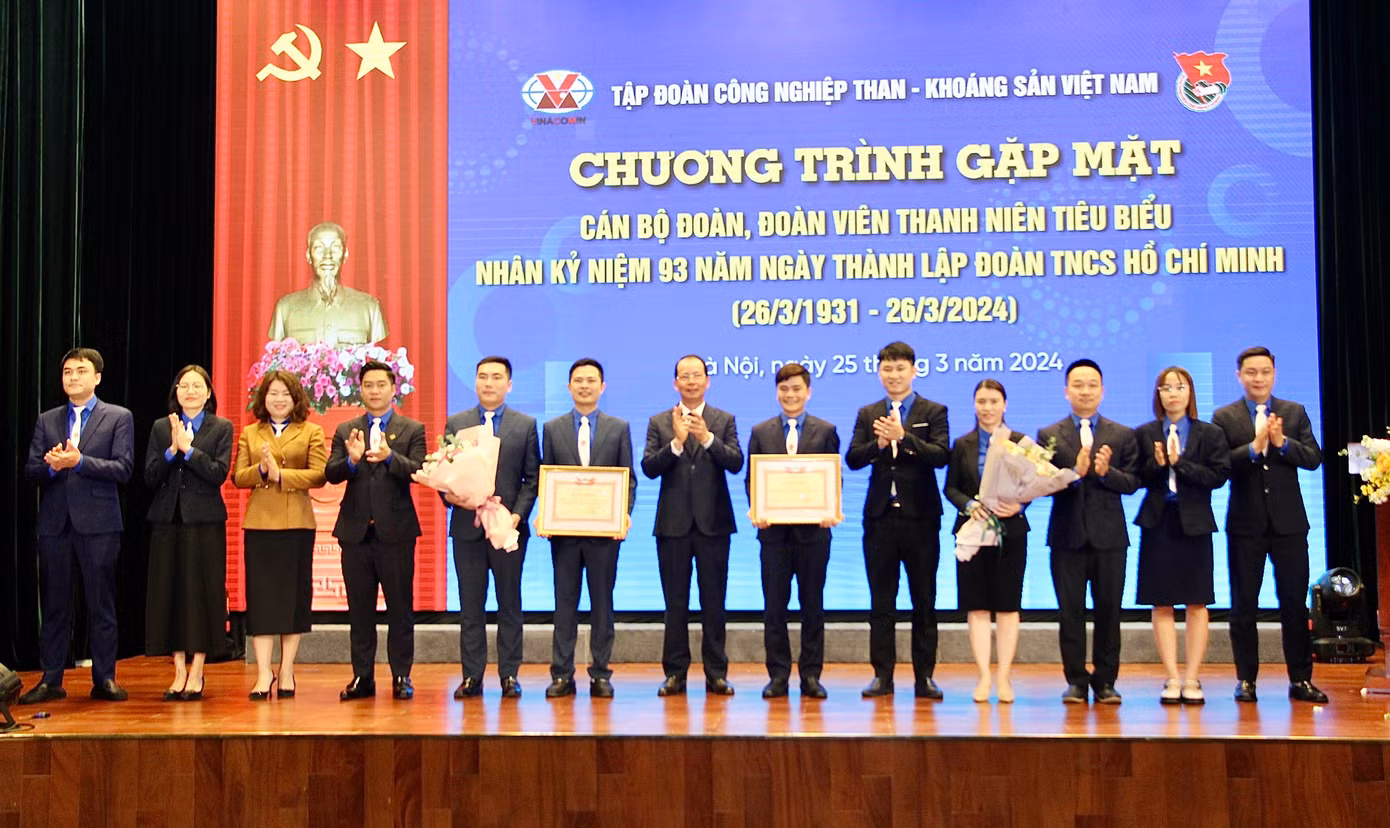 Đoàn Thanh niên Tập đoàn TKV và Đoàn Thanh niên Than Quảng Ninh nhận Bằng khen của Tập đoàn. Ảnh: Quang Dương