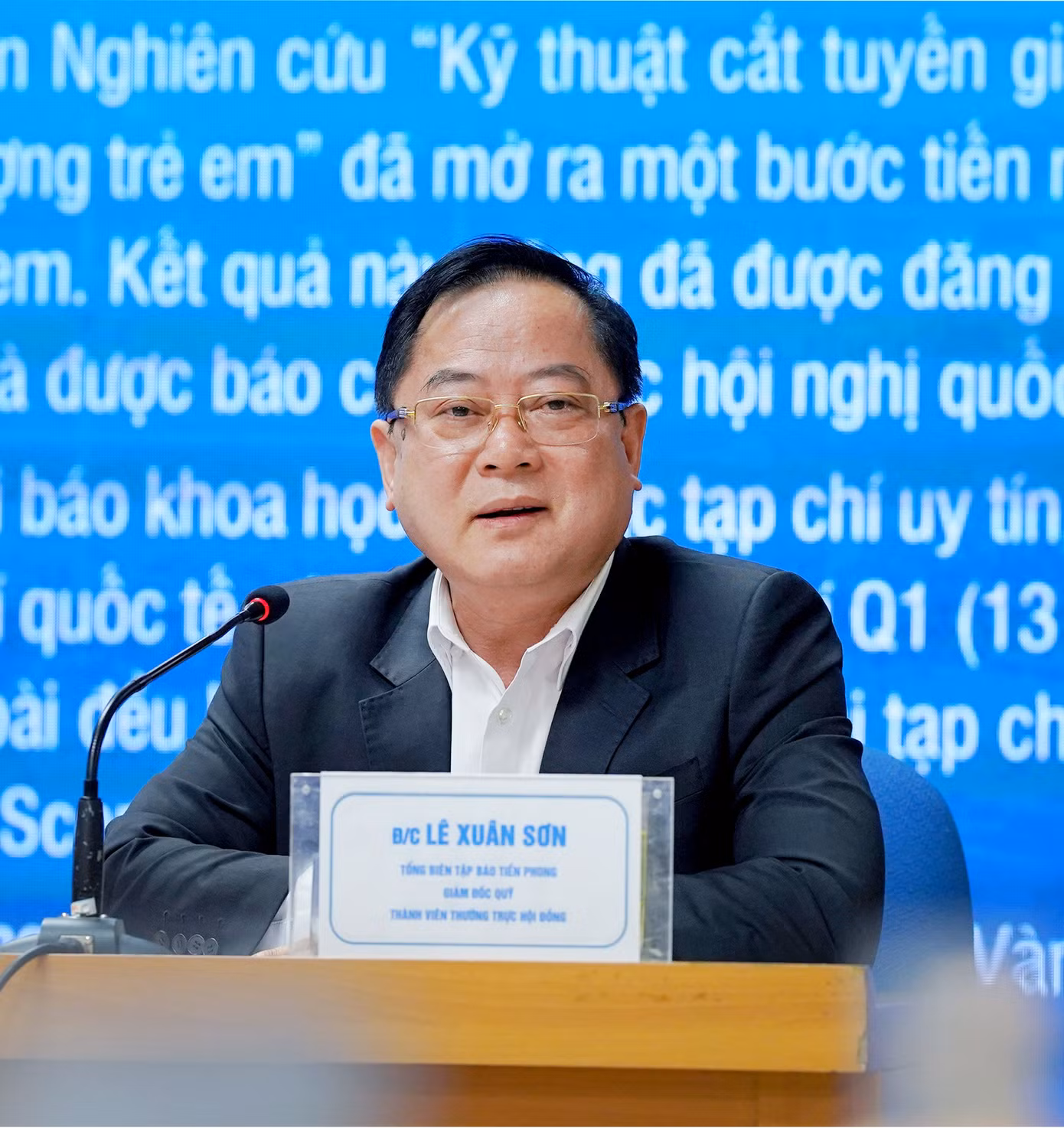 Các thành viên Hội đồng trao đổi ý kiến tại phiên họp Hội đồng lần 2