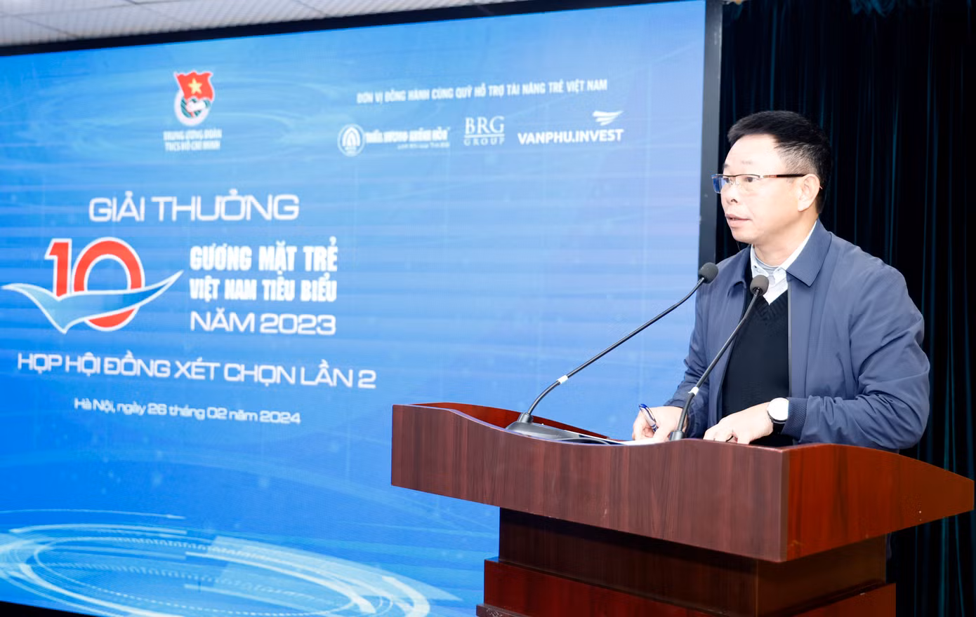 Nhà báo Phùng Công Sưởng - Phó Tổng Biên tập báo Tiền Phong, Phó Giám đốc Quỹ Hỗ trợ Tài năng trẻ Việt Nam báo cáo công tác thẩm định hồ sơ, chuẩn bị xét tặng Giải thưởng Gương mặt trẻ Việt Nam tiêu biểu năm 2023