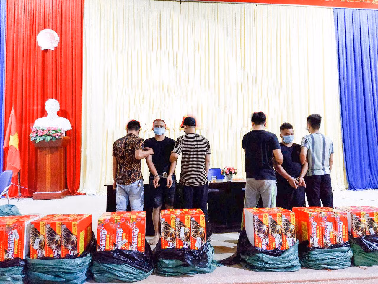 Hai đối tượng vận chuyển hơn 500 kg pháo hoa nổ bị phát hiện.