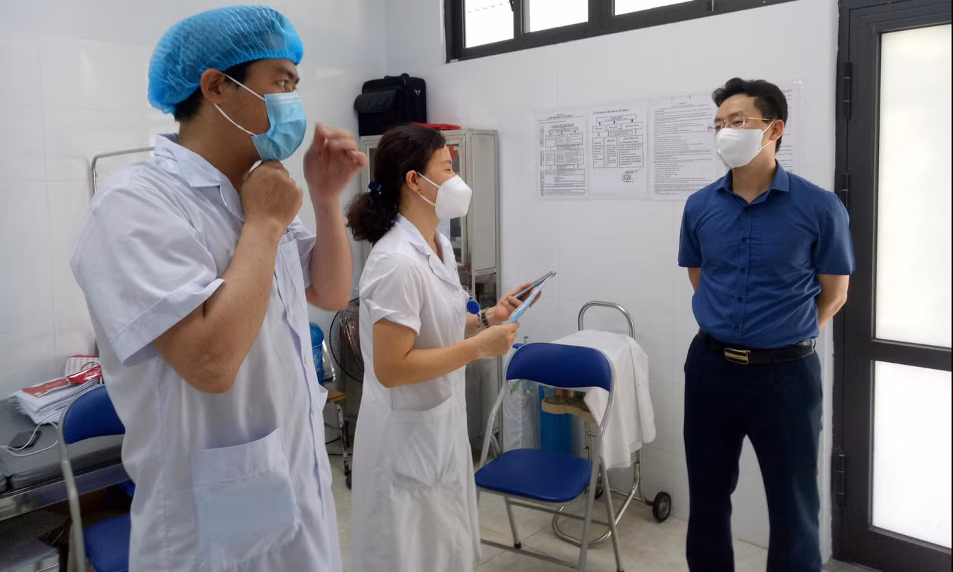 Kiểm tra công tác tiêm chủng.