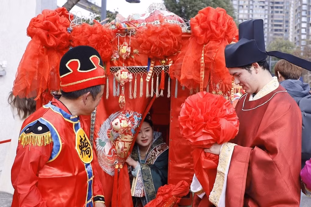 Một cặp đôi tổ chức đám cưới truyền thống tại thành phố Hàng Châu, tỉnh Chiết Giang, Trung Quốc (Ảnh: CNS). Một cặp đôi tổ chức đám cưới truyền thống tại thành phố Hàng Châu, tỉnh Chiết Giang, Trung Quốc (Ảnh: CNS).