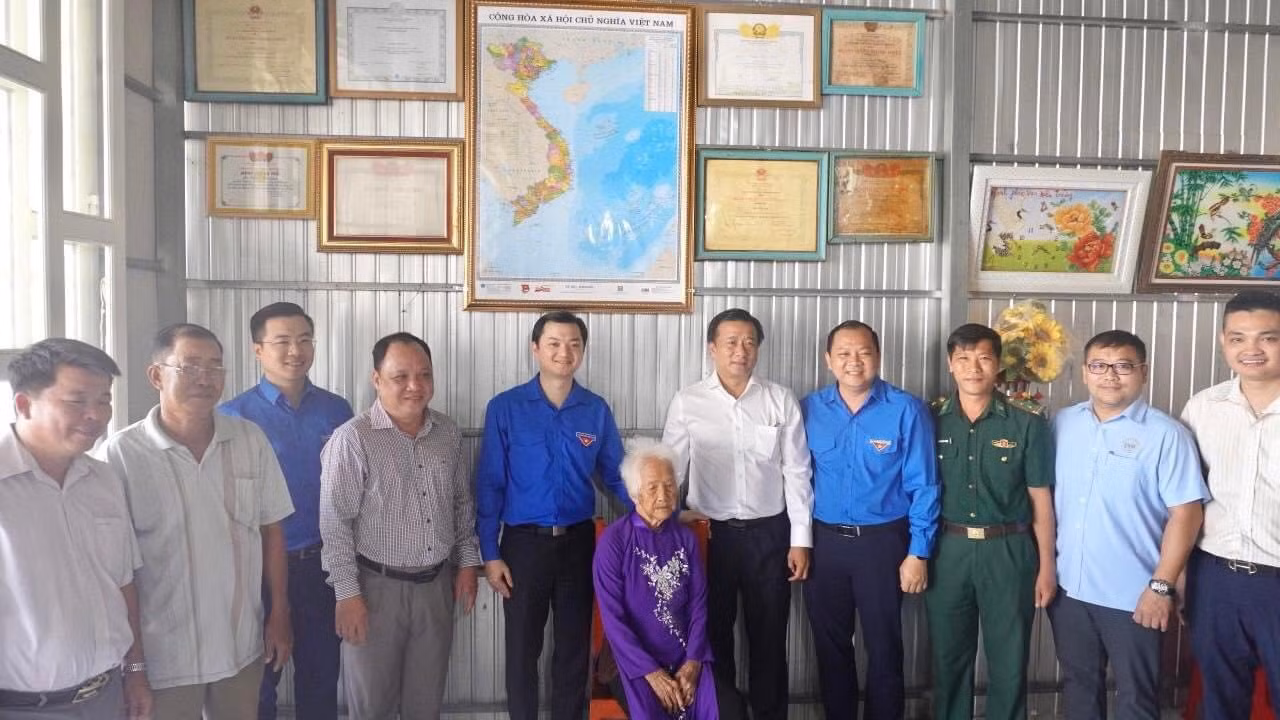 Bí thư Trung ương Đoàn treo bản đồ Việt Nam tại nhà Mẹ Huỳnh Thị Lùn.