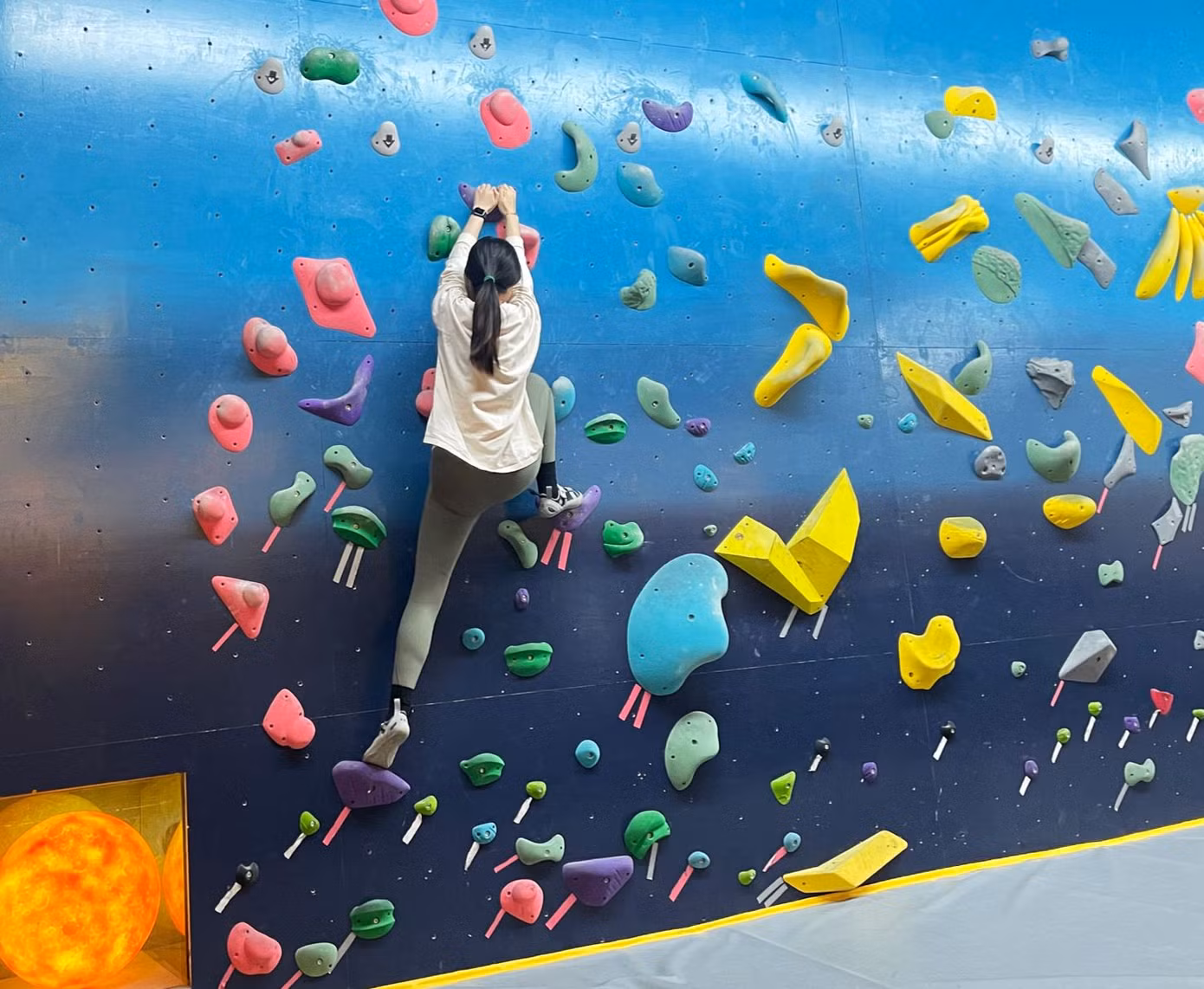 Một cô gái đang leo núi ở trung tâm Banana Climbing, Thượng Hải. Ảnh: Liu Shuhuan