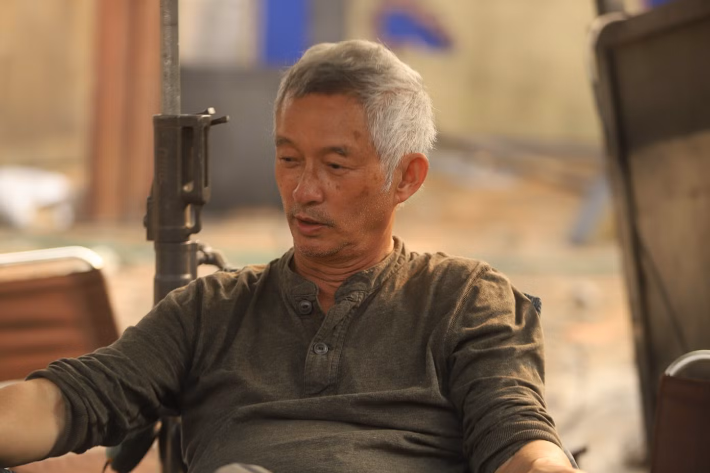 Đạo diễn Phi Tiến Sơn ở bối cảnh quay Đào, phở và piano. Ảnh: Nguyên Khánh.