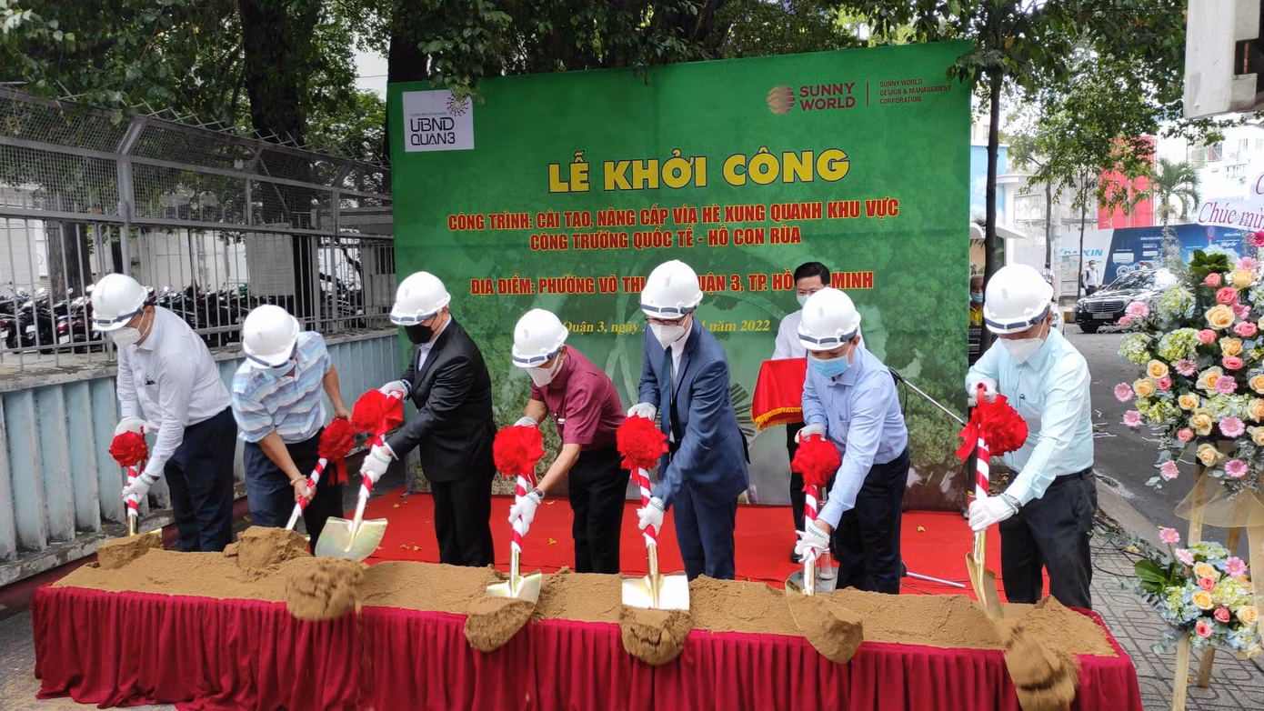 Các đại biểu thực hiện nghi thức khởi công công trình.