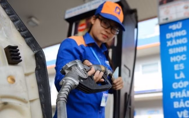 Giá xăng giảm mạnh gần 1.500 đồng mỗi lít ảnh 2