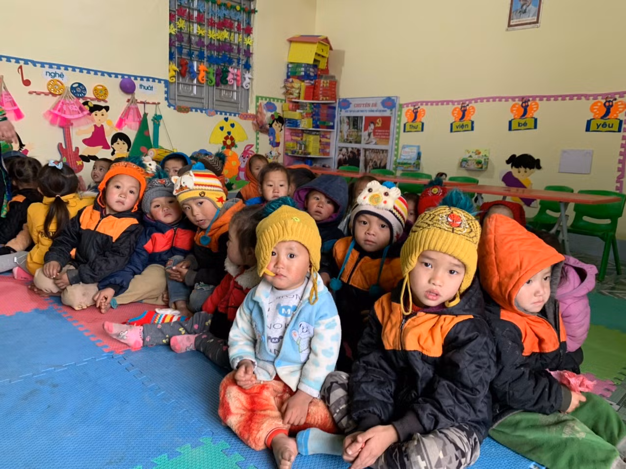 Giáo viên ở xã Xín Cái, huyện Mèo Vạc, Hà Giang chỉ mong học sinh của mình có cơm ăn no, mặc đủ ấm. Ảnh: Đỗ Hợp