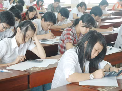 Thí sinh làm bài thi vào ĐH Tôn Đức Thắng ở kỳ thi năm 2010 Ảnh: Quang Phương