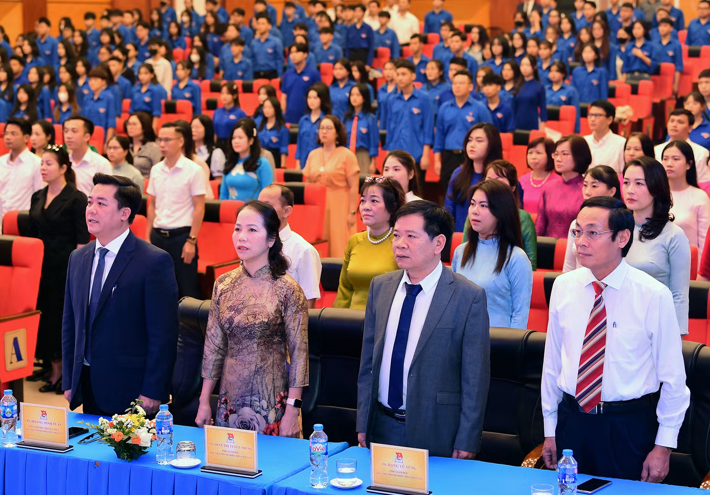 Các đại biểu và sinh viên Học viện thực hiện nghi lễ chào cờ. Ảnh: Xuân Tùng