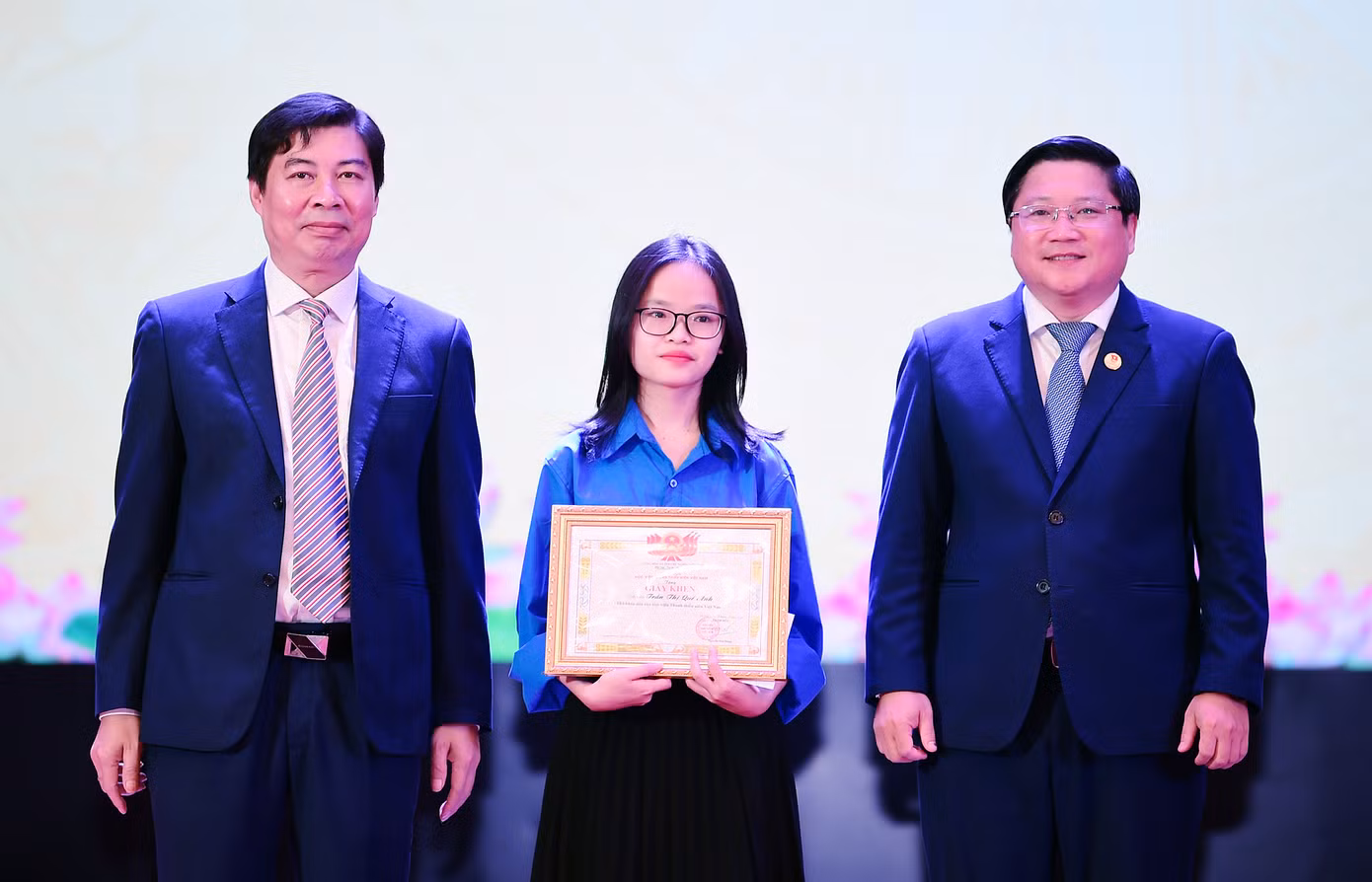 TS. Trịnh Minh Thái và TS. Nguyễn Hải Đăng trao khen thưởng thủ khoa đầu vào của Học viện đối với tân sinh viên Trần Thị Quế Anh – khoa Quan hệ công chúng.