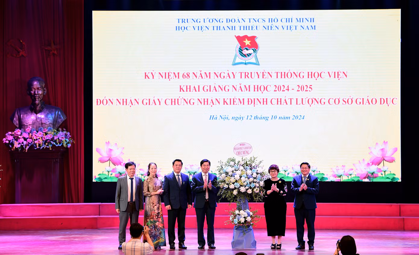 PGS.TS Nguyễn Thu Thủy - Vụ trưởng Vụ Giáo dục Đại học, Bộ GD&amp;ĐT tặng lẵng hoa chúc mừng Học viện. Ảnh: Xuân Tùng