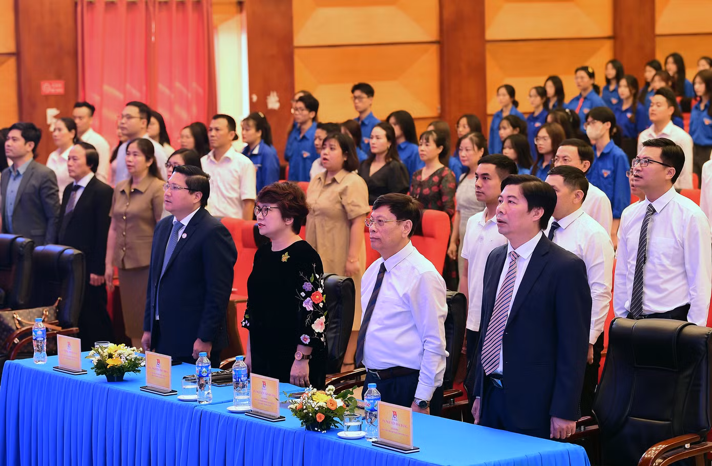 Các đại biểu và sinh viên Học viện thực hiện nghi lễ chào cờ. Ảnh: Xuân Tùng