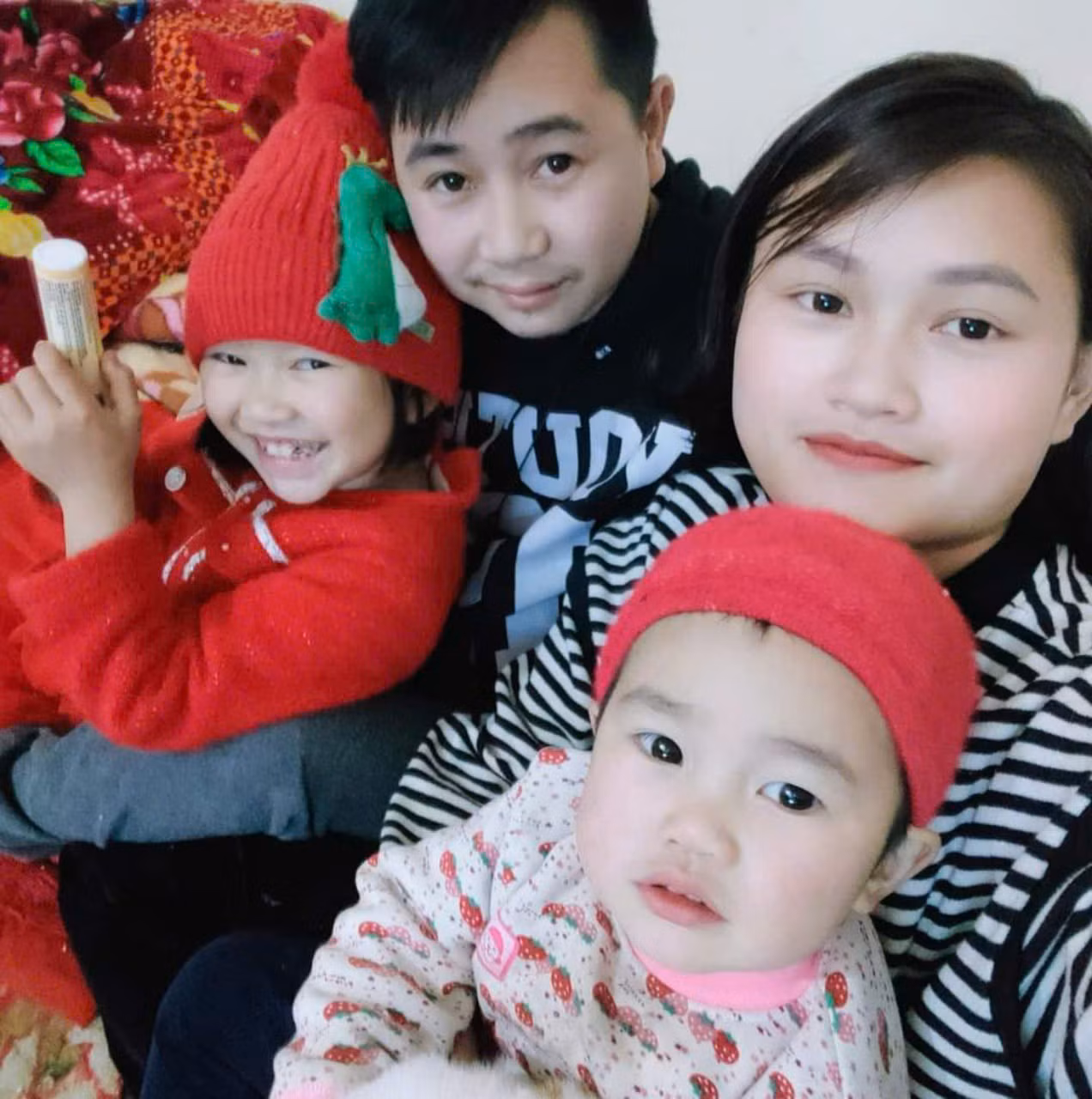 Gia đình nhỏ của anh Triệu Bế Hậu và chị Đinh Thị Nhật. Ảnh: NVCC