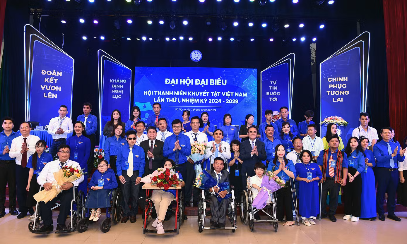 Lãnh đạo T.Ư Đoàn, T.Ư Hội LHTN Việt Nam và Bộ Nội vụ tặng hoa, chúc mừng Ban Chấp hành Hội Thanh niên Khuyết tật Việt Nam khóa I. Ảnh: Xuân Tùng