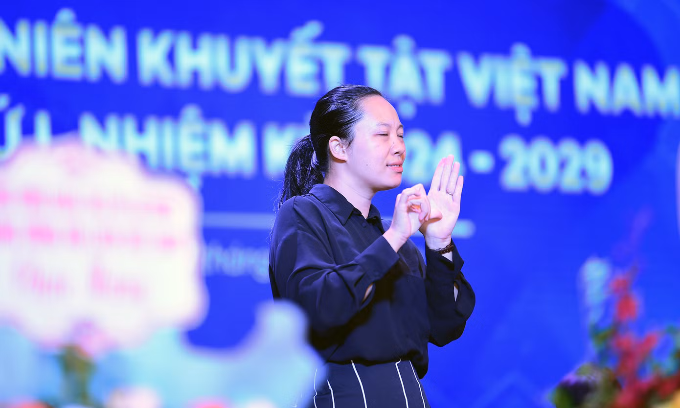 Tình nguyện viên thể hiện ngôn ngữ ký hiệu tại Đại hội. Ảnh: Xuân Tùng
