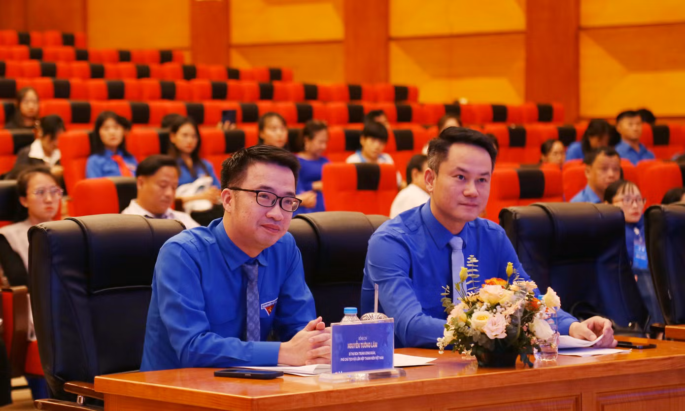 Anh Nguyễn Tường Lâm và anh Nguyễn Kim Quy dự phiên thứ nhất Đại hội. Ảnh: Lâm Đăng Hải