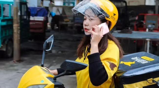 Người trẻ chọn làm shipper vì cảm giác tự do. Ảnh: ifeng. thac si lam shipper anh 3