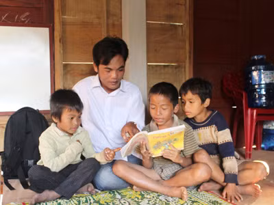 Trưởng bản dạy học 