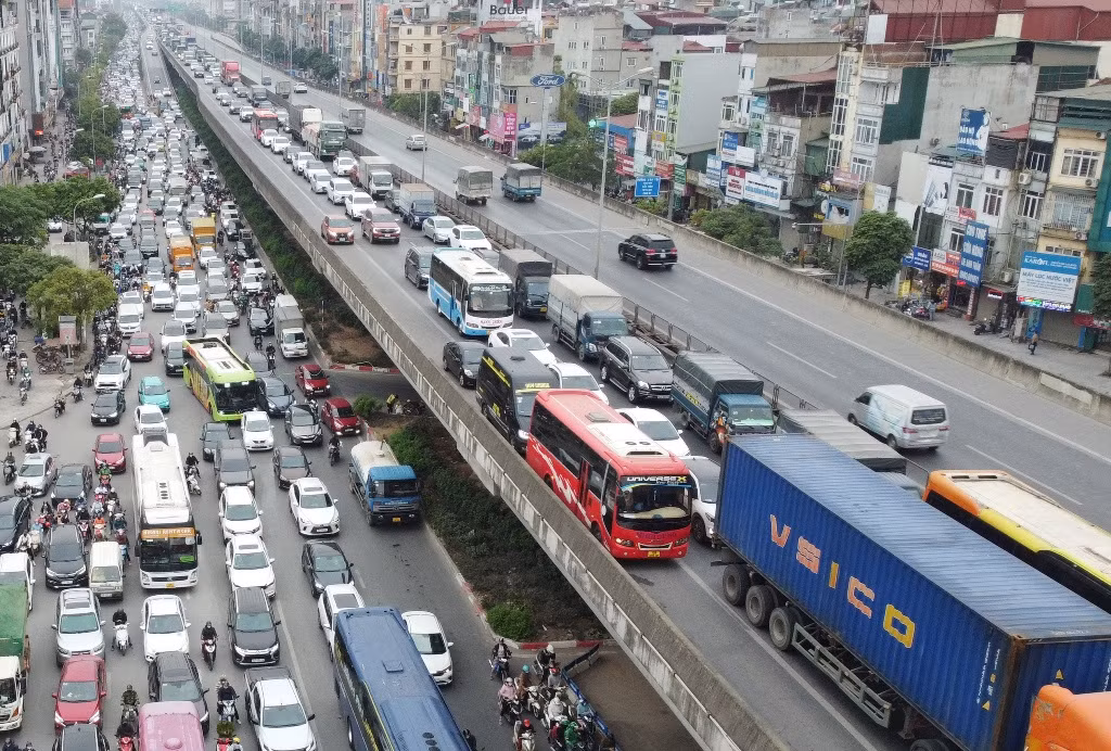 Đội CSGT số 6 đề xuất xe được tạm thời đi vào làn khẩn cấp để giảm ùn tắc khi sửa chữa mặt đường.